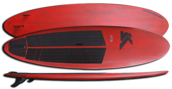 Planche de surf rouge et noire avec un pont texturé et des ailerons visibles, vue de dessus, de côté et de dessous. Le design, inspiré de la communauté de surf dynamique de La Rochelle, comprend des logos stylisés et une forme élégante adaptée au surf de performance ou s'adaptant aux aventures en windfoil.