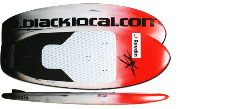 Une planche de kitesurf rouge et blanche avec un logo en forme d'étoile noire et les textes de marque « blacklocal.com » et « Reedin » visibles sur sa surface. La planche est dotée d'un coussinet blanc texturé pour l'adhérence.