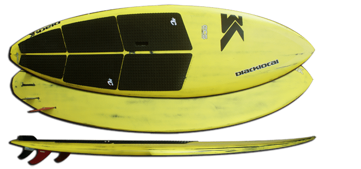 Un stand-up paddle jaune vif avec des patins de traction et des ailerons noirs est présenté sous plusieurs angles. Il comporte un logo et le nom de la marque sur la surface.