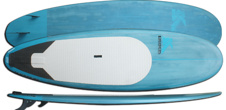 Deux planches de surf bleues, incarnant le design épuré de La Rochelle, sont positionnées parallèlement, l'une au-dessus de l'autre. La planche supérieure est à l'envers, révélant la zone des ailerons, tandis que la planche inférieure dévoile sa zone des pieds texturée. Les deux partagent une esthétique moderne qui résonne auprès de tout amateur de sup chevronné.