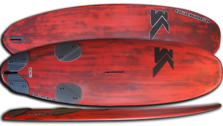 Cette planche à voile rouge arbore un design épuré avec des accents et des logos noirs, parfaite pour des sensations fortes à grande vitesse sur les eaux de La Rochelle. Elle est équipée de repose-pieds, d'un aileron et est compatible avec les configurations de windfoil pour des performances améliorées.