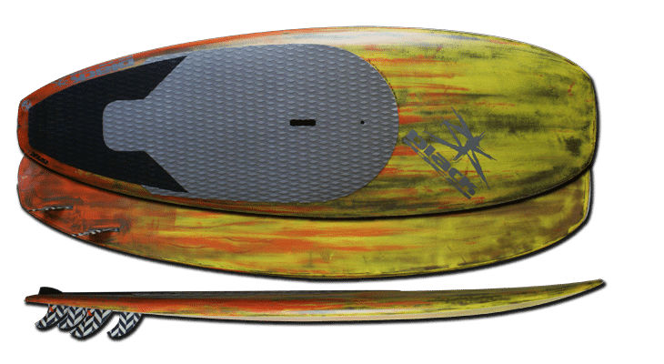 Un paddleboard aux couleurs vives avec un motif abstrait jaune et orange et un repose-pied gris texturé. Il combine une forme élégante avec la polyvalence du design de planche à voile, parfait pour toutes les eaux. Présenté de dessus et de côté, ses ailerons noirs sont bien visibles en bas.