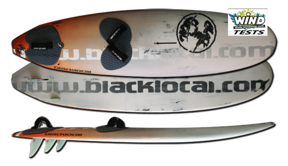 Trois vues d'une planche de surf avec des graphismes noirs représentant un cheval et son cavalier mettent en valeur sa forme élégante. La planche est blanche avec le texte noir « blacklocal ». L'image comporte le logo « WIND TESTS », faisant allusion à ses capacités de planche à voile.