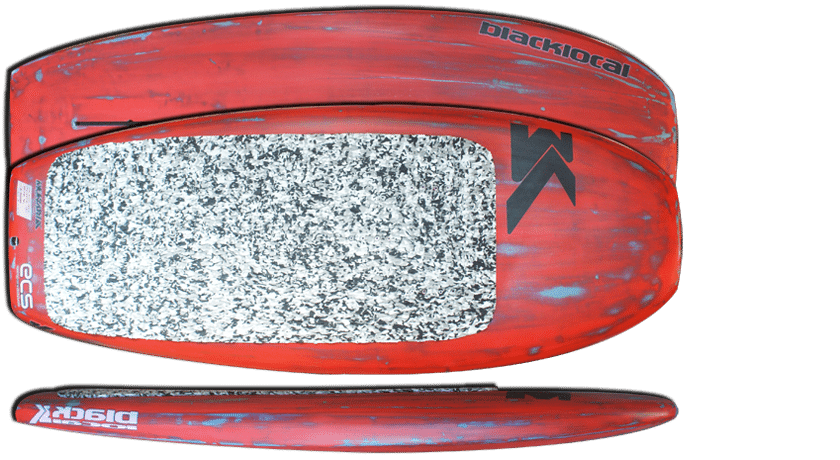 Une planche de surf rouge avec un logo noir et un grip blanc texturé. La planche est présentée en vue de dessus et de côté, avec un aspect usé et un nom de marque visible sur la surface.