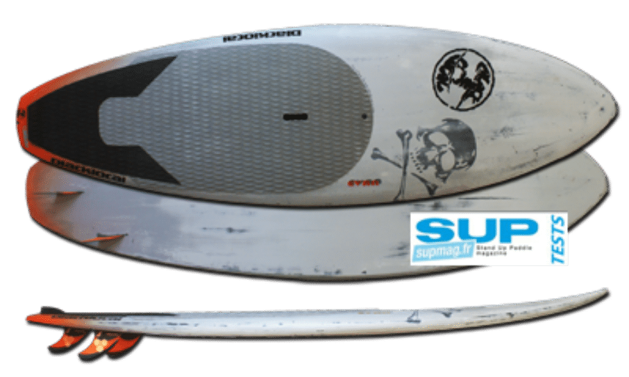 Un stand-up paddle blanc au design graphique représentant une tête de mort et des pagaies croisées allie l'esprit d'aventure du windsurf. Il est doté d'un pad gris texturé, d'ailerons sur le dessous et affiche fièrement un logo "SUP Tests" sur le côté, parfait pour attraper les vagues près de La Rochelle.