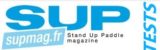 L'image montre le logo de "SUP", représentant le magazine Stand Up Paddle. On y retrouve en bonne place le site Internet "supmag.fr" et le mot "TESTS" sur la droite, le tout élégamment conçu en bleu et blanc, reflétant une forme épurée rappelant le charme côtier de La Rochelle.