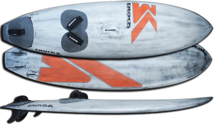 Trois vues d'une planche à voile blanche avec de grands graphiques orange et noirs, des footstraps noirs et deux ailerons. La planche est montrée sous les angles supérieur, inférieur et latéral.