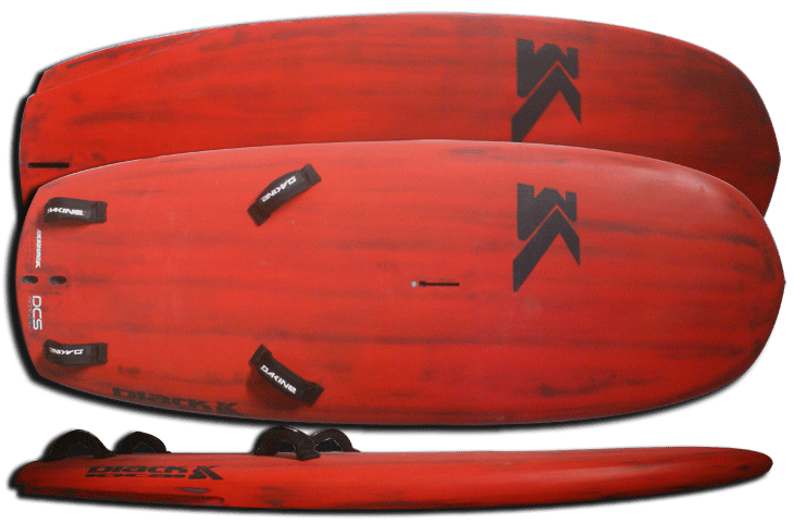 Trois vues d'une planche à voile rouge avec des footstraps noirs et des graphiques noirs, montrant les profils supérieur, inférieur et latéral de la planche sur un fond blanc.