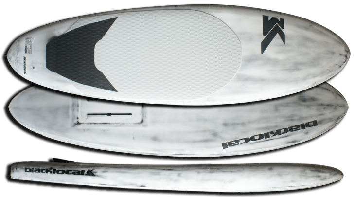 Trois vues d'une planche de stand-up paddle blanche avec des accents et des logos noirs. La vue du dessus montre un pad texturé, la vue du dessous montre une boîte à ailerons et la vue de côté met en évidence la forme élégante et aérodynamique de la planche.